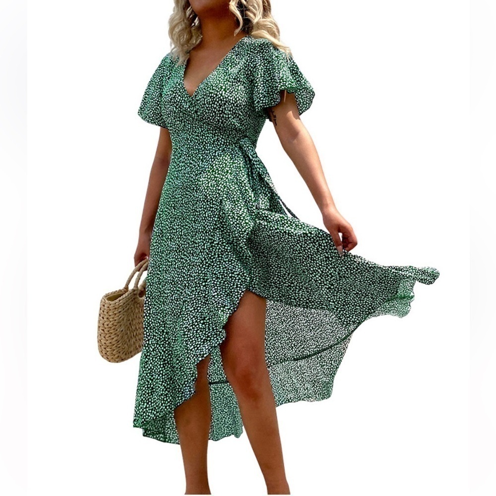 CUPSHE
Women's Flared Sleeve V-neck Ditsy Beach Dress new with tags size Large